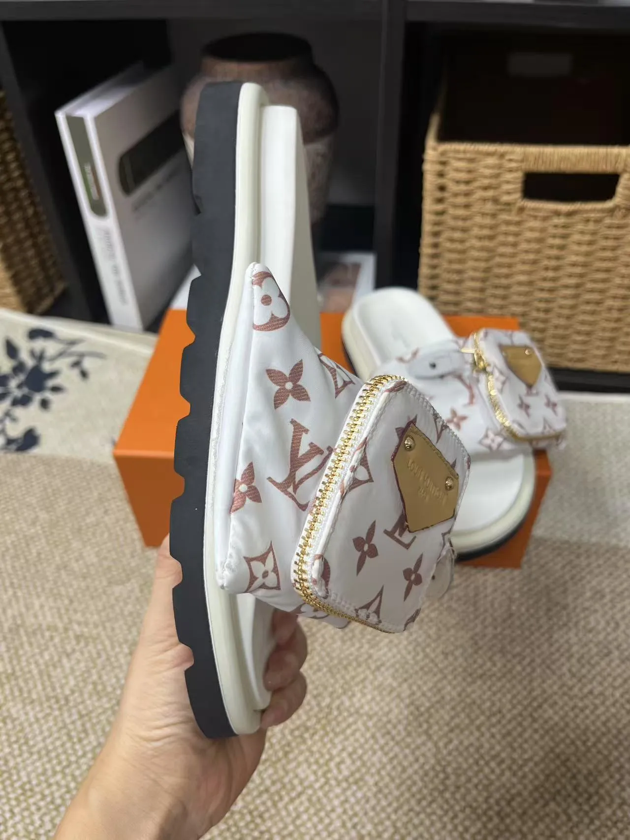 P380 yuan LV Louis Vuitton Full of high-end feel! A popular model among bloggers at home and abroad, it’s retro and fashionable, and looks stunning on your feet! Mainly recommended model on the official website★ ━━━━━ ЅᏇєєt ━━━━━ ▪️Upper: original calfskin ➕5D printing process ▪️Inner: imported mixed sheepskin ▪️Outsole: original molded foam outsole ▪️Size: Female 35-40 Men's 39-44 (women's 41 men's 45)